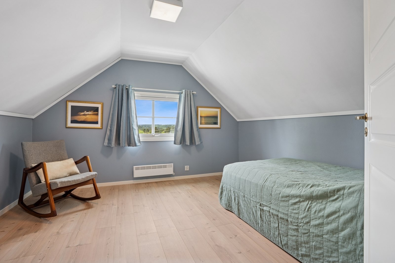 Loftetasjen var opprinnelig ikke inndelt i rom. I dag brukes dette rommet som soverom 4. Galleribilde