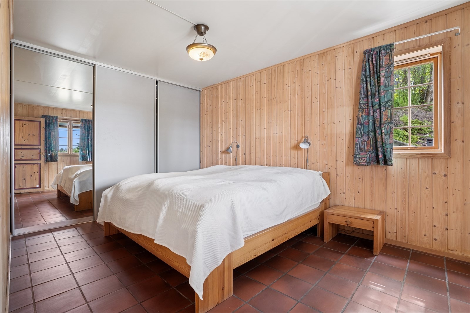 Boligen har til sammen 3(4) soverom, 3 i u. etasje og 1 i 2. etasje. Galleribilde