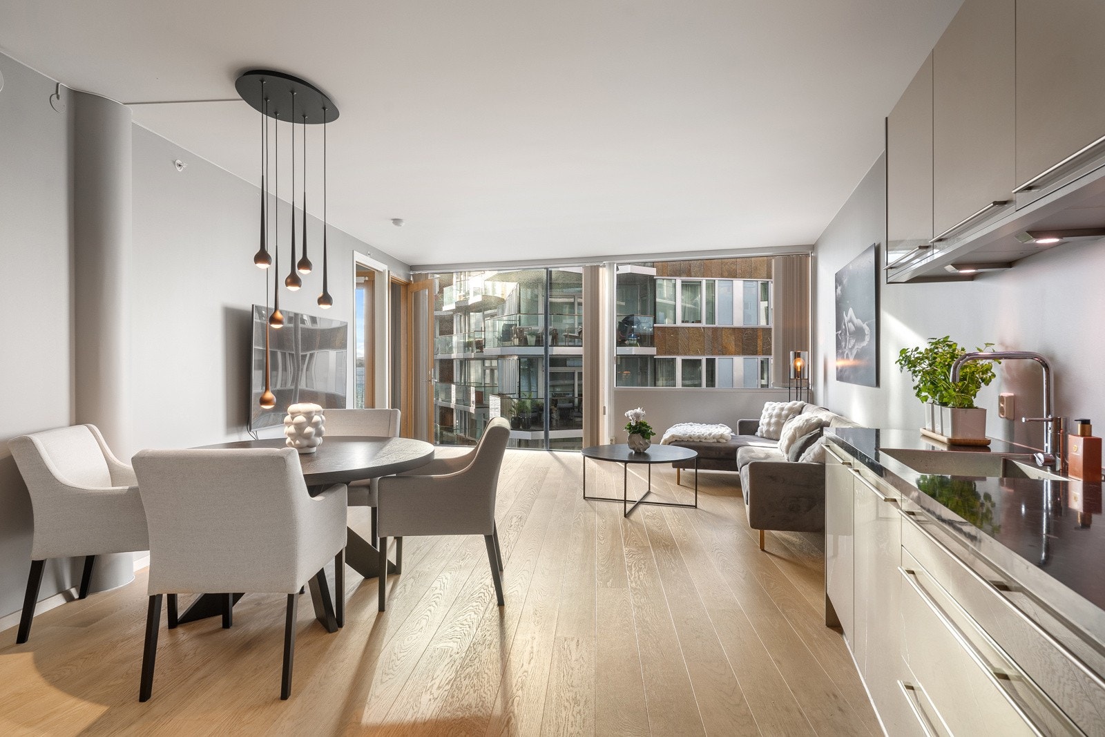 Alle vegger nymalte i 2021 og enstavs eikeparkett på gulv. Galleribilde