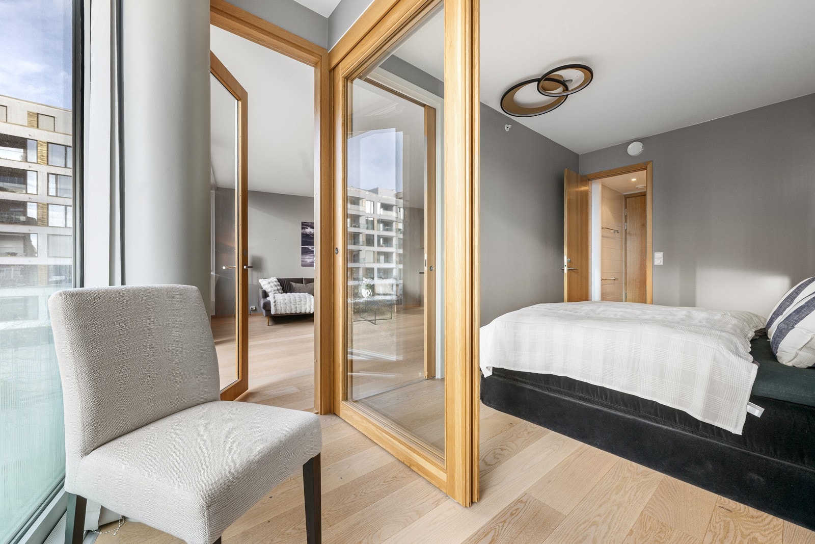 Soverom med plassbygget garderobeskap Crown Imperial rundt sengen. God plass til dobbeltseng (210cm bredde). Tilgang til flerbruksrom og stue. Galleribilde