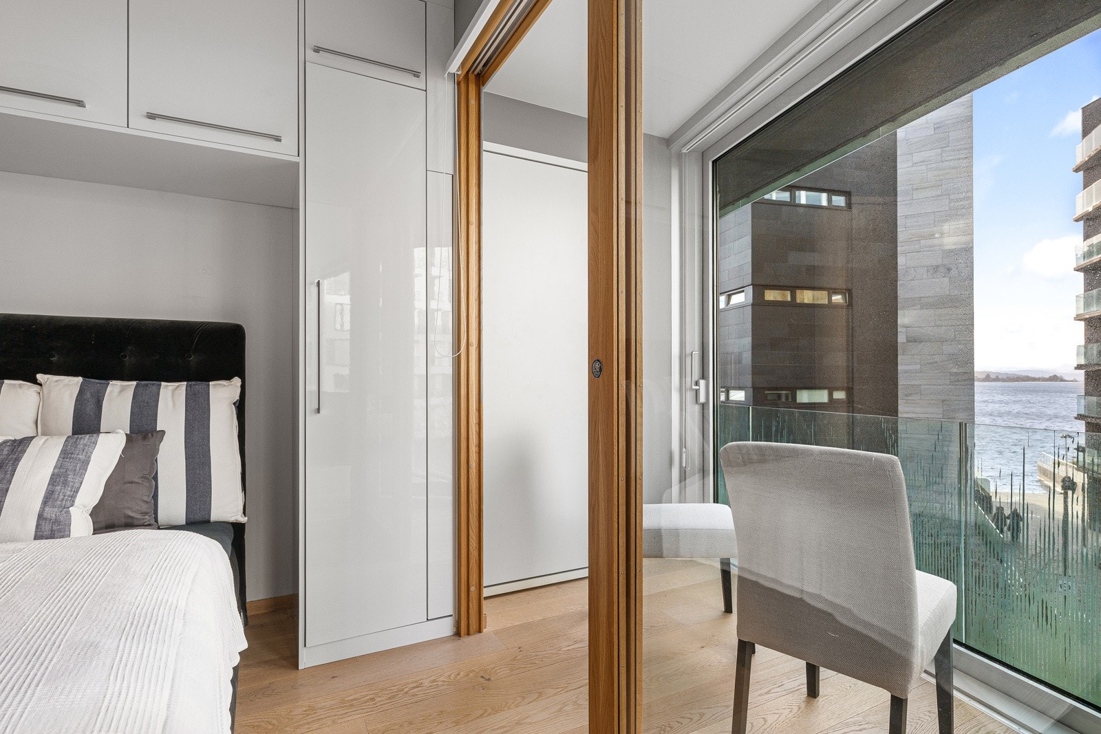 Smart flerbruksrom med skyvedør på ca. 3 meter med skapseng, kan brukes som gjesterom eller balkong Galleribilde