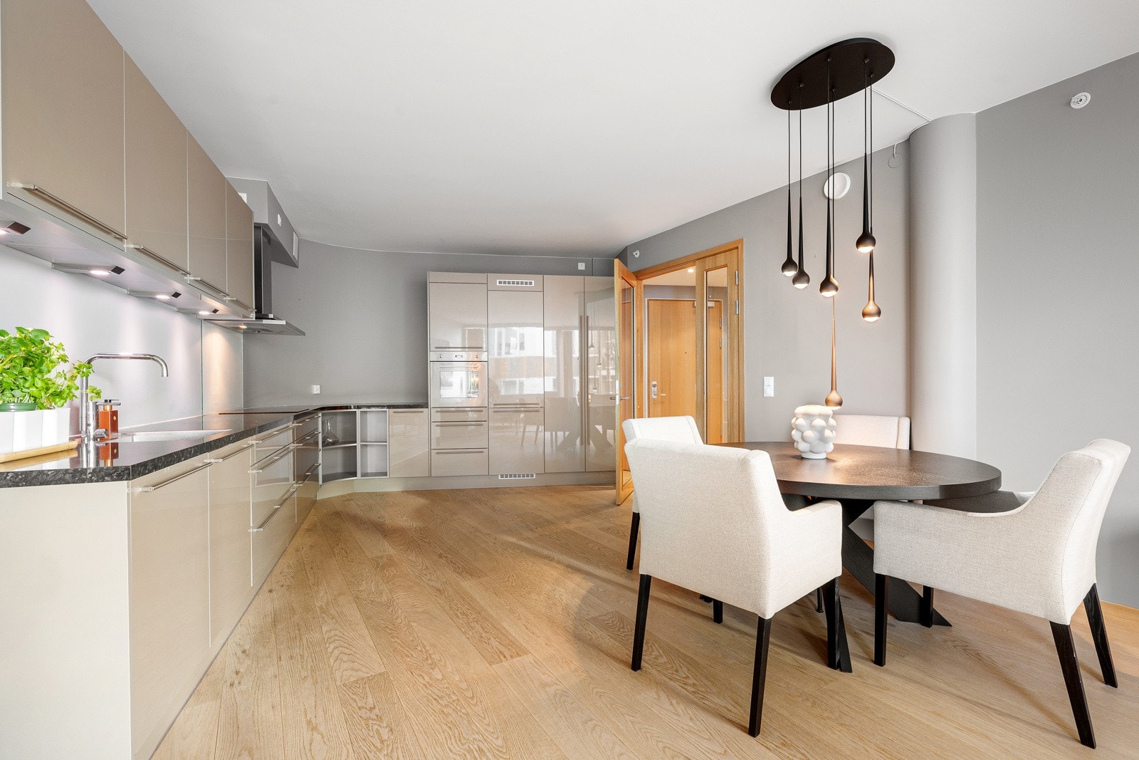 Romslig stue med masse lys og hyggelig utsikt Galleribilde