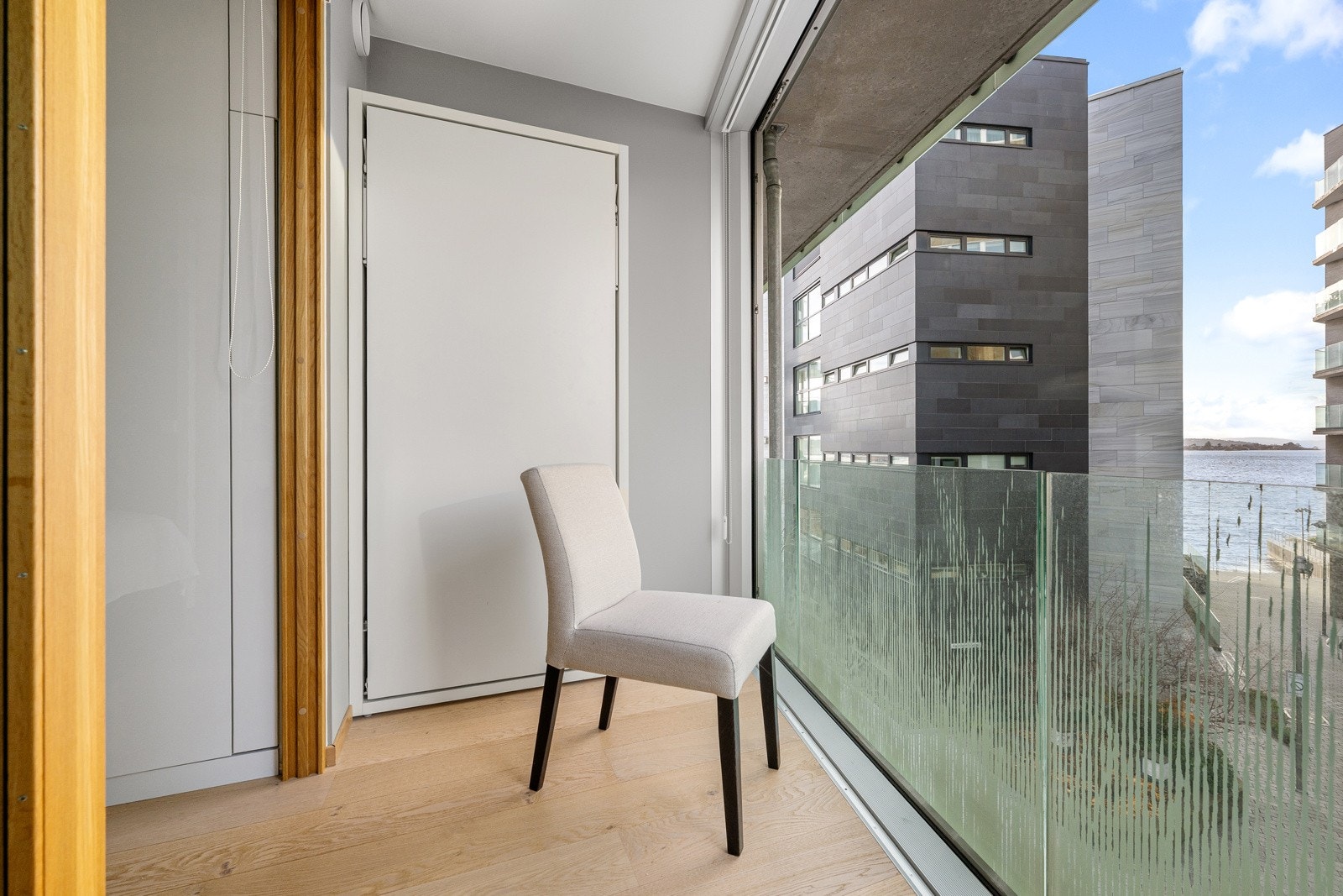 Smart flerbruksrom med skyvedør på ca. 3 meter med skapseng, kan brukes som gjesterom eller balkong Galleribilde