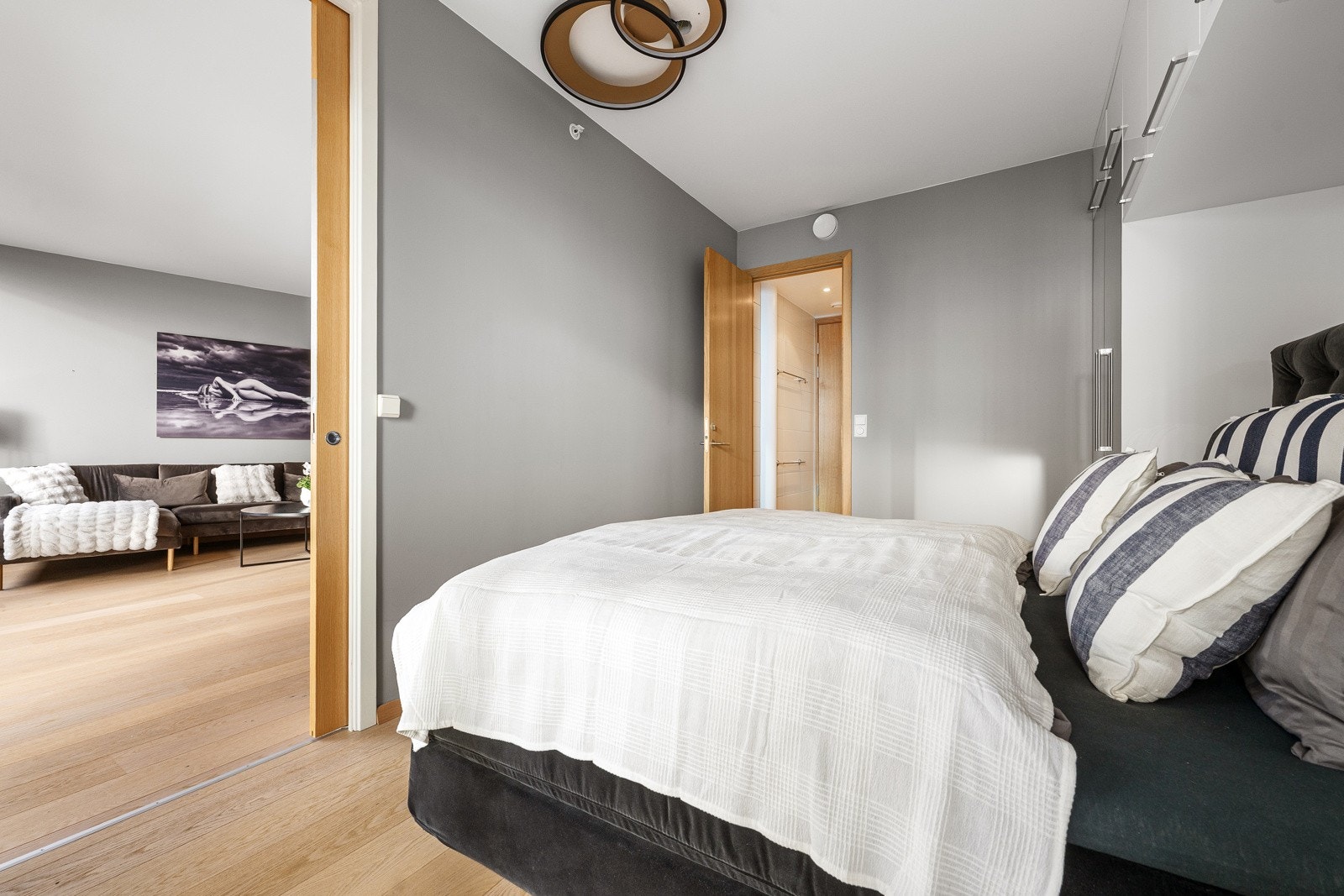 Soverom med plassbygget garderobeskap Crown Imperial rundt sengen. God plass til dobbeltseng (210cm bredde). Tilgang til flerbruksrom og stue. Galleribilde