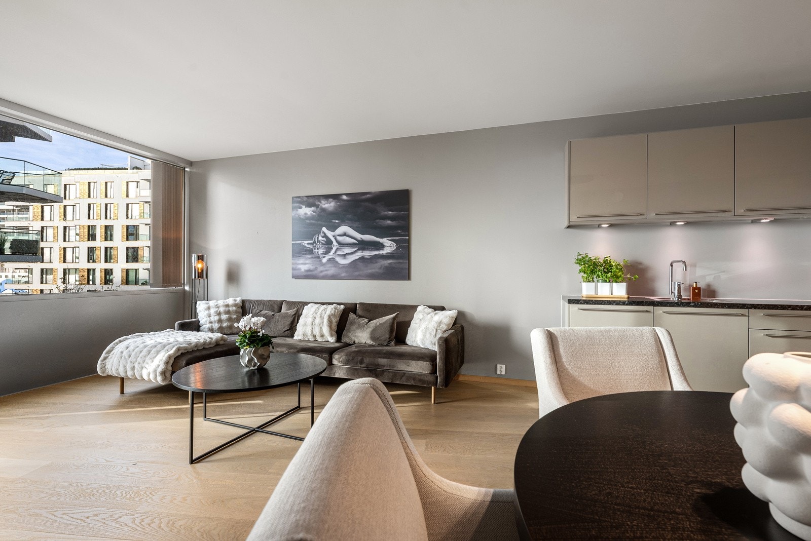 Utsikt mot fjorden i 3 retninger. Galleribilde