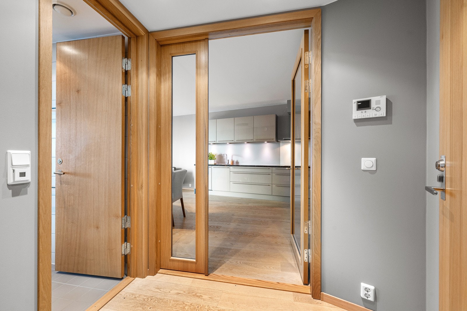 Stor og lekker 2-roms i bygg fra 2012, overflateoppusset i 2021. Leiligheten har høy standard på innvendige overflater, fastmontert inventar og tekniske løsninger Galleribilde