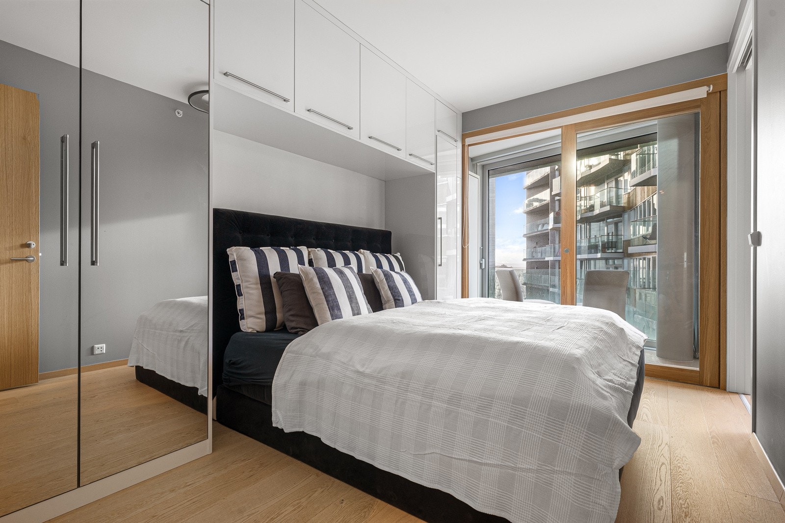 Soverom med plassbygget garderobeskap Crown Imperial rundt sengen. God plass til dobbeltseng (210cm bredde). Tilgang til flerbruksrom og stue. Galleribilde