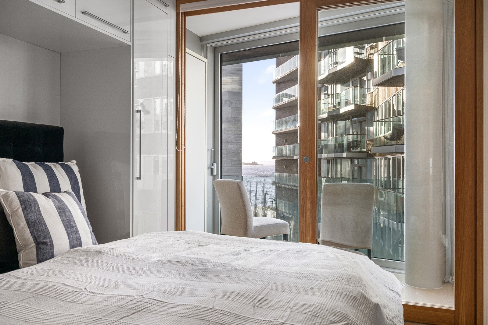 Soverom med plassbygget garderobeskap Crown Imperial rundt sengen. God plass til dobbeltseng (210cm bredde). Tilgang til flerbruksrom og stue. Galleribilde