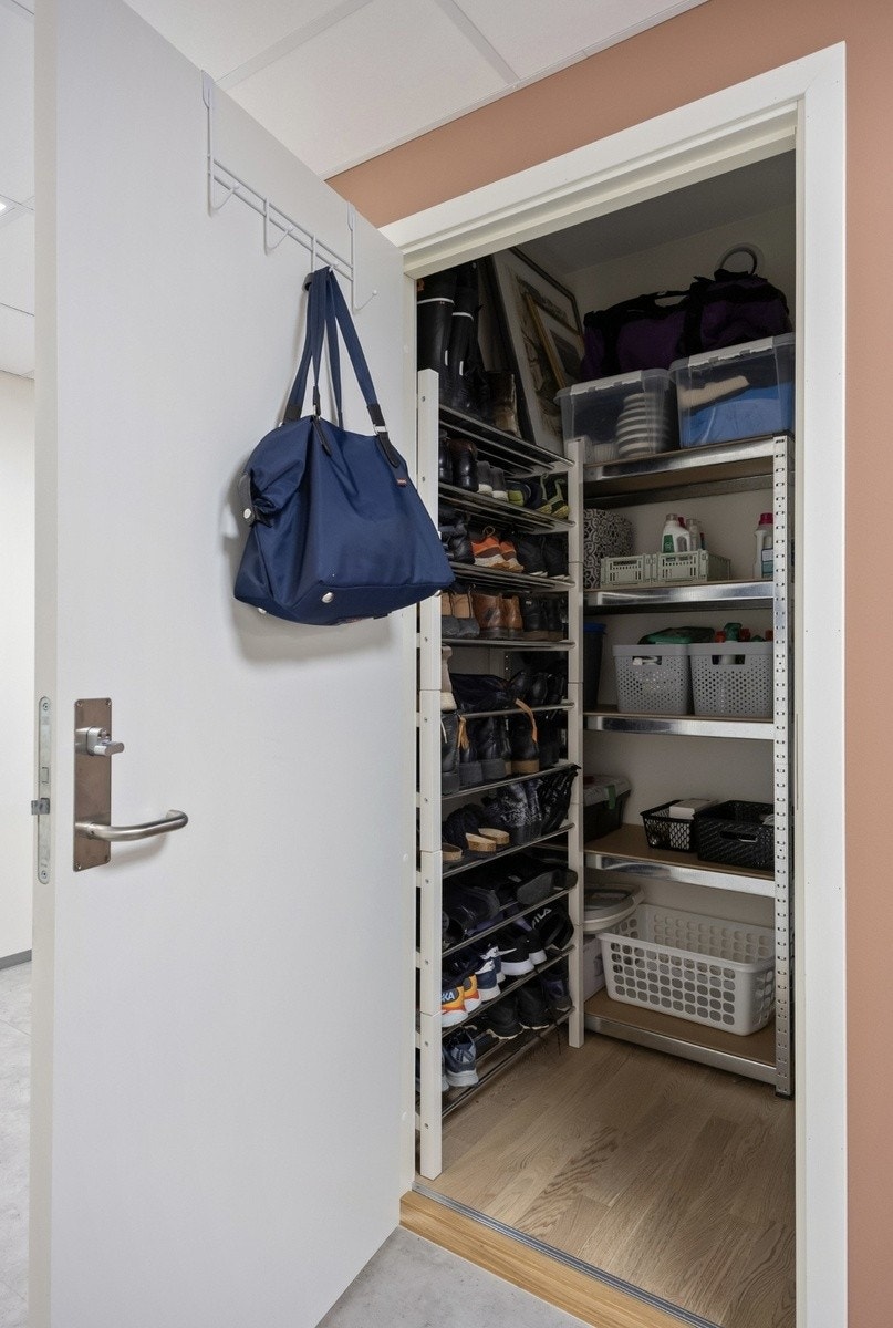 Oppbevaringsbod i gang. Galleribilde