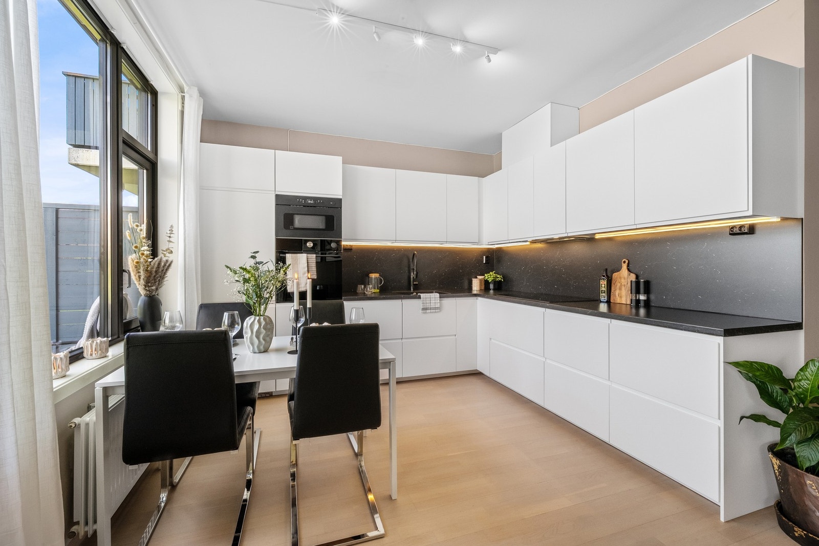 Stilrent kjøkken pusset opp i 2022 med rikelig skap og benkeplass. Galleribilde