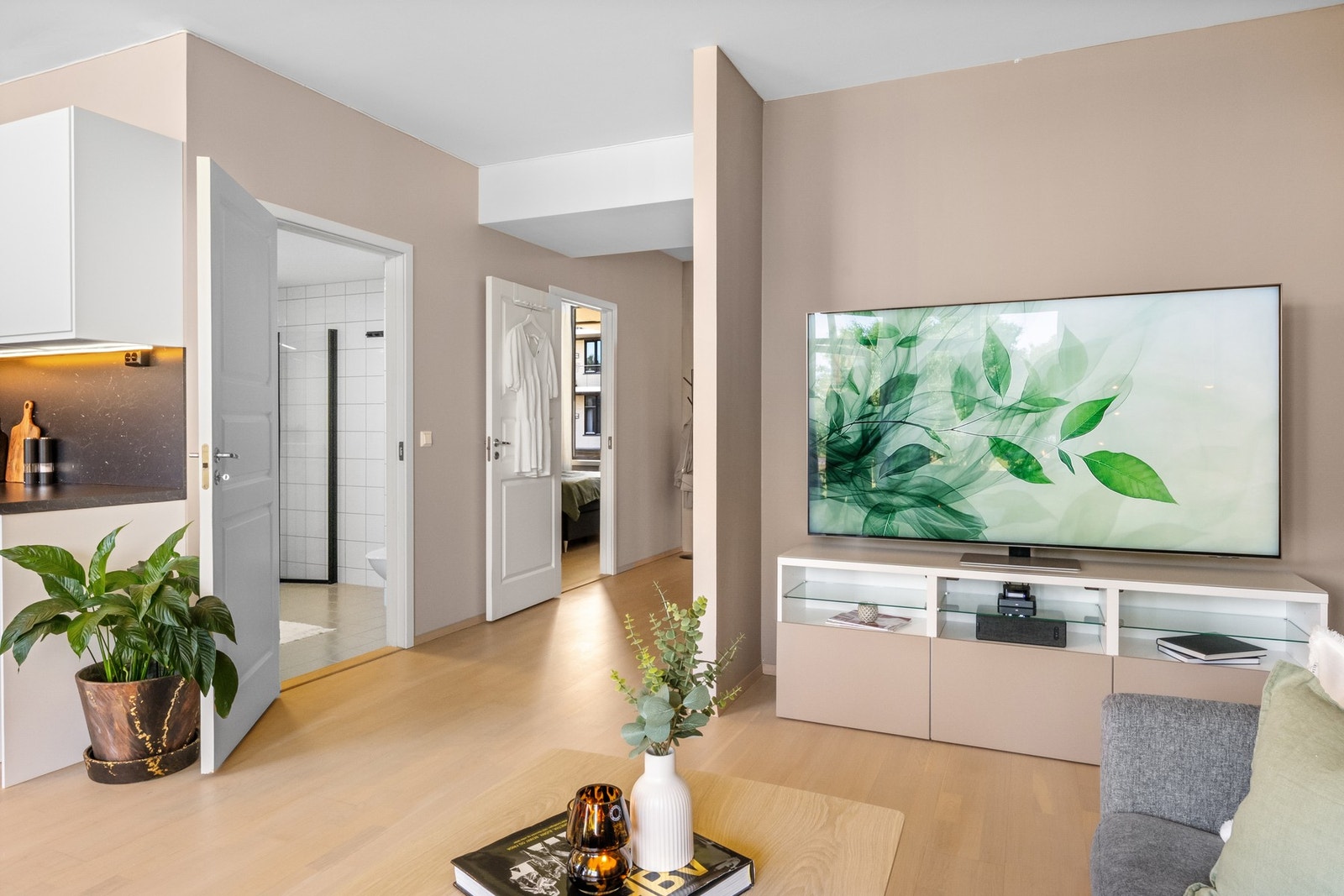 Leiligheten har gulv som ble slipt og behandlet i 2024. Galleribilde