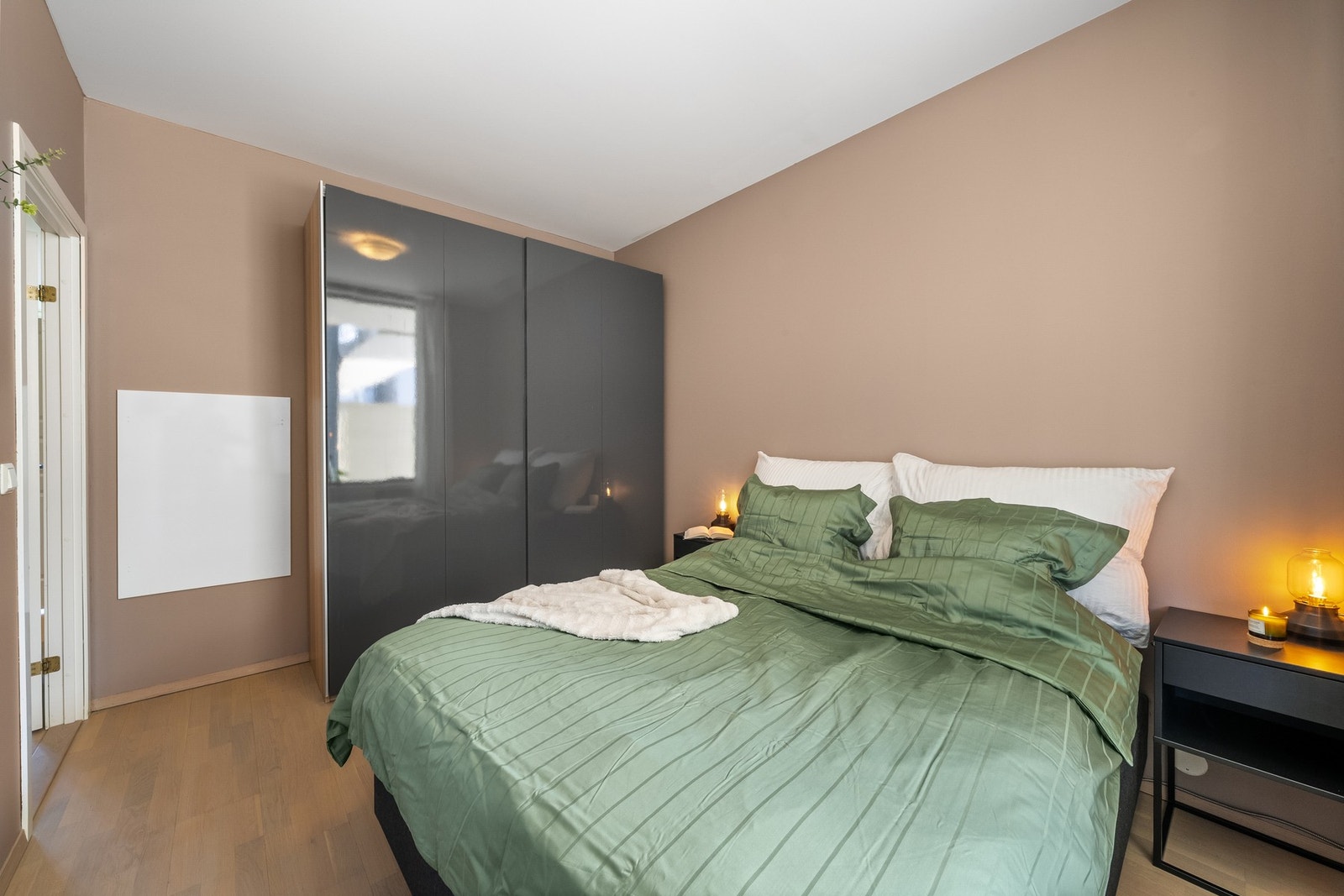God plass til stor dobbeltseng og garderobeløsning. Galleribilde
