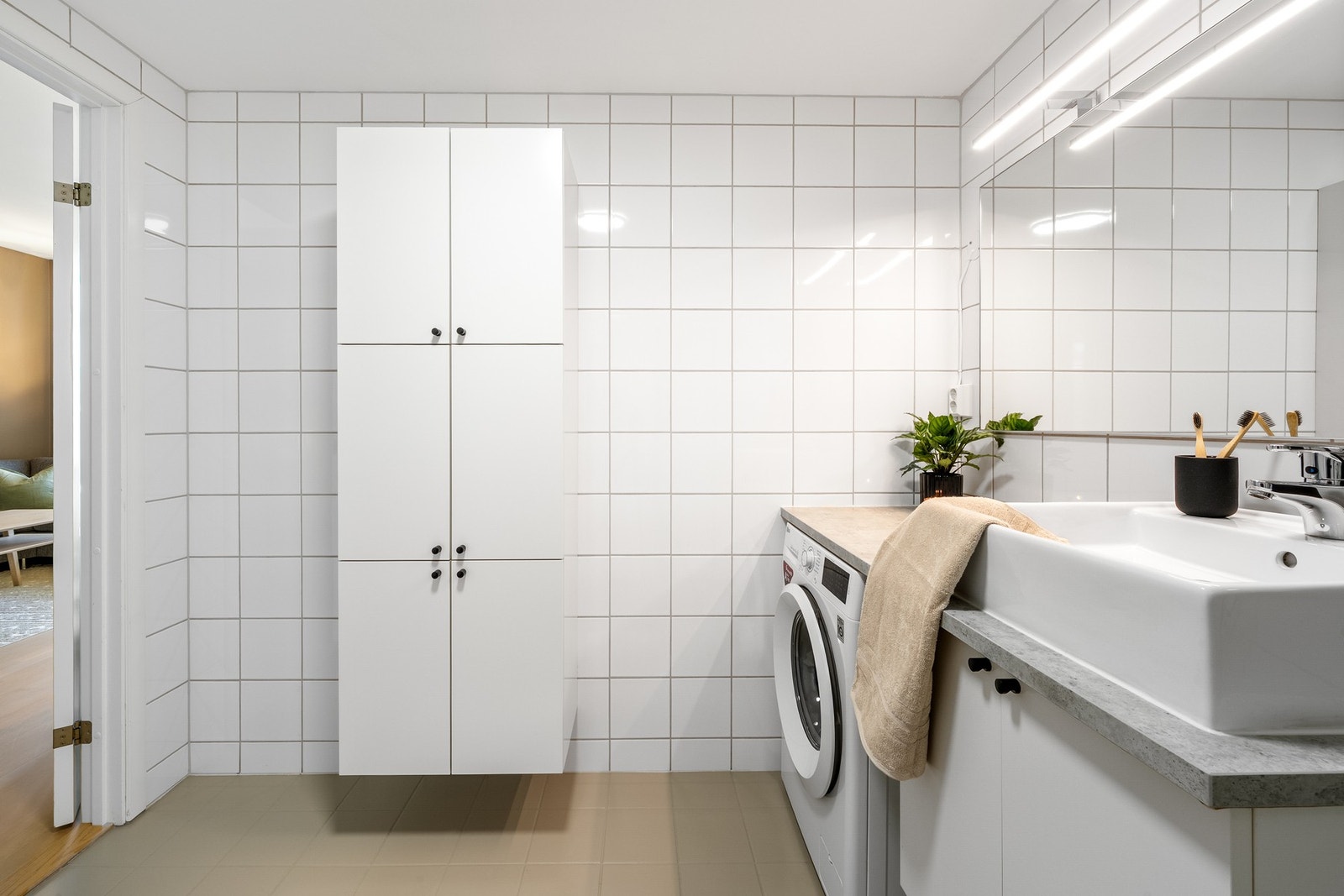 Oppdatert baderomsinnredning fra 2019 med praktiske løsninger. Galleribilde