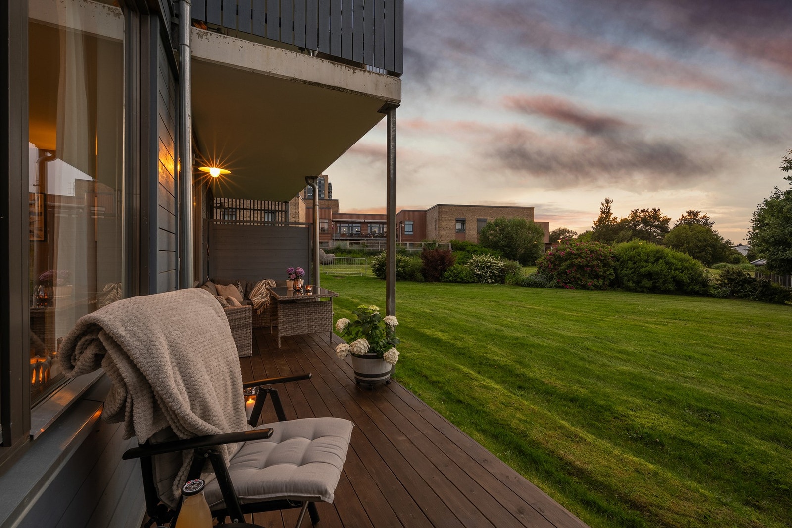 Deler av terrassen har takoverbygg som åpner opp for flere bruksdager i året. Galleribilde