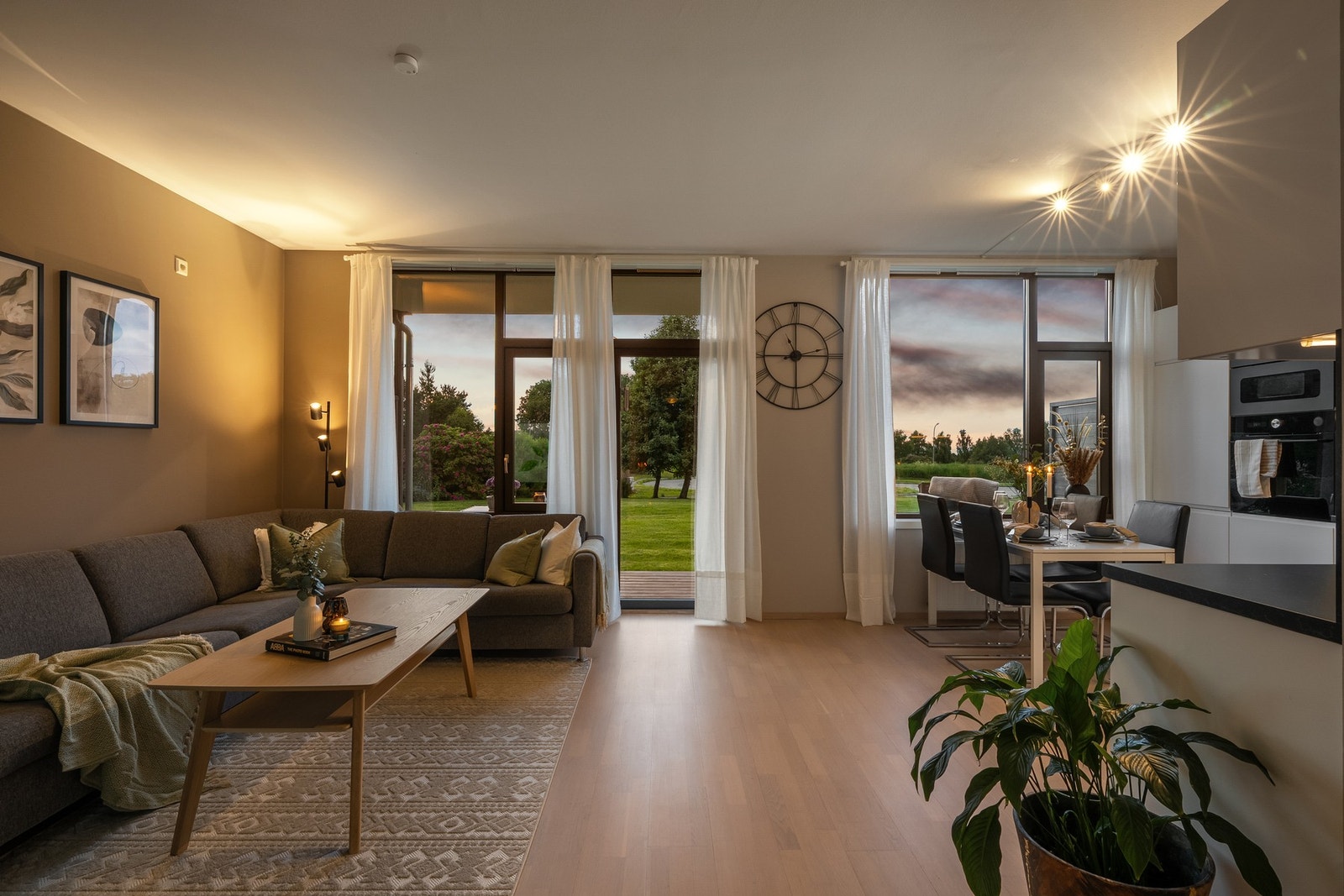 Romslig og innbydende 3-roms leilighet i 1. etasje med skjermet beliggenhet. Galleribilde