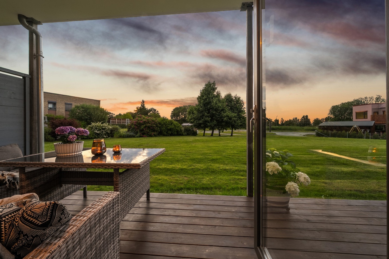 Terrassen ligger vendt mot frodig og pent opparbeidet grøntareal. Galleribilde