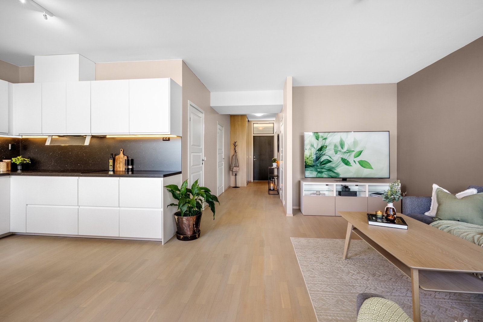 Åpen stue-/kjøkkenløsning på ca. 30 m² med god plass til å dele opp rommet i flere ulike soner. Galleribilde