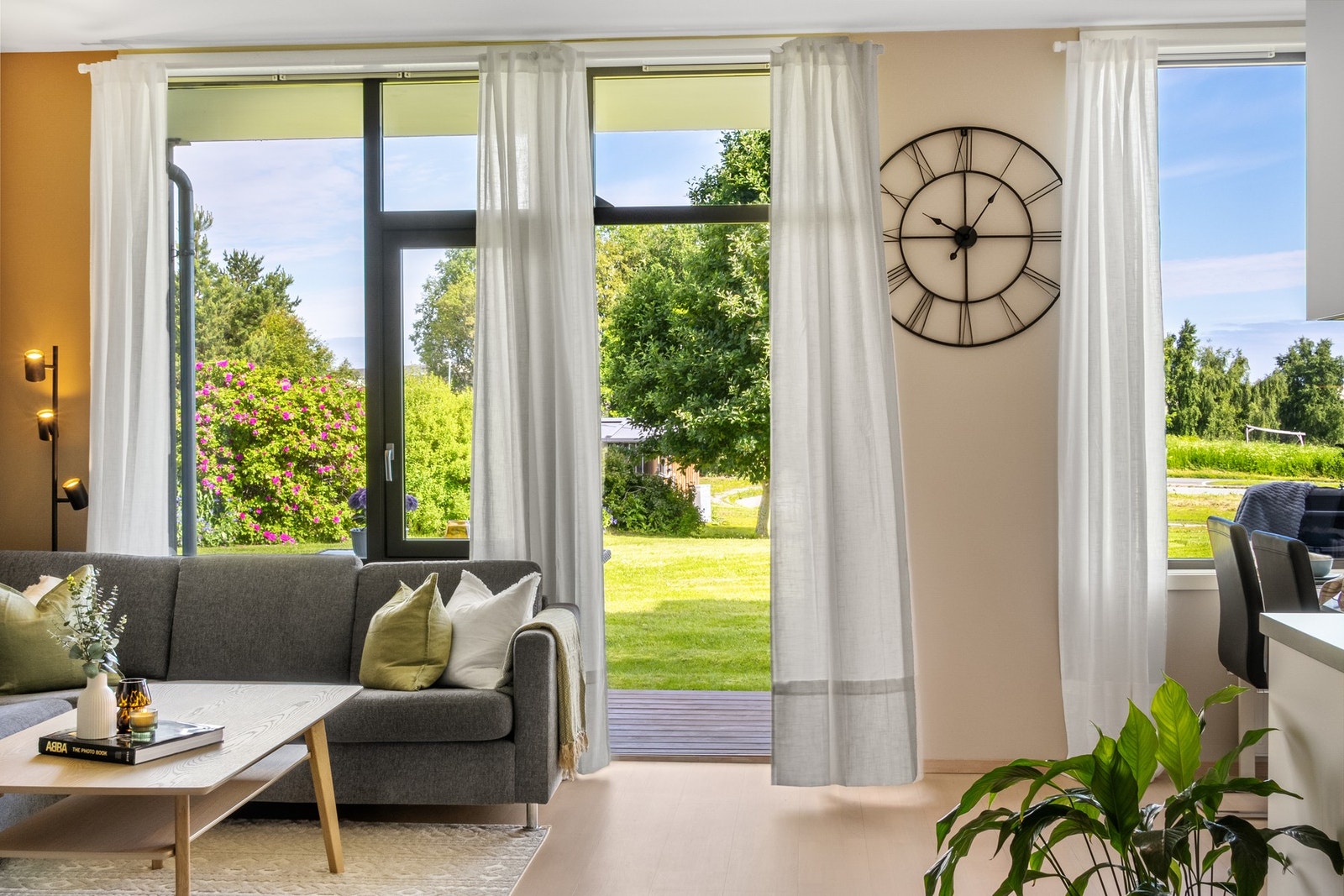 God takhøyde og store vindusflater gir en lys og åpen romfølelse. Galleribilde