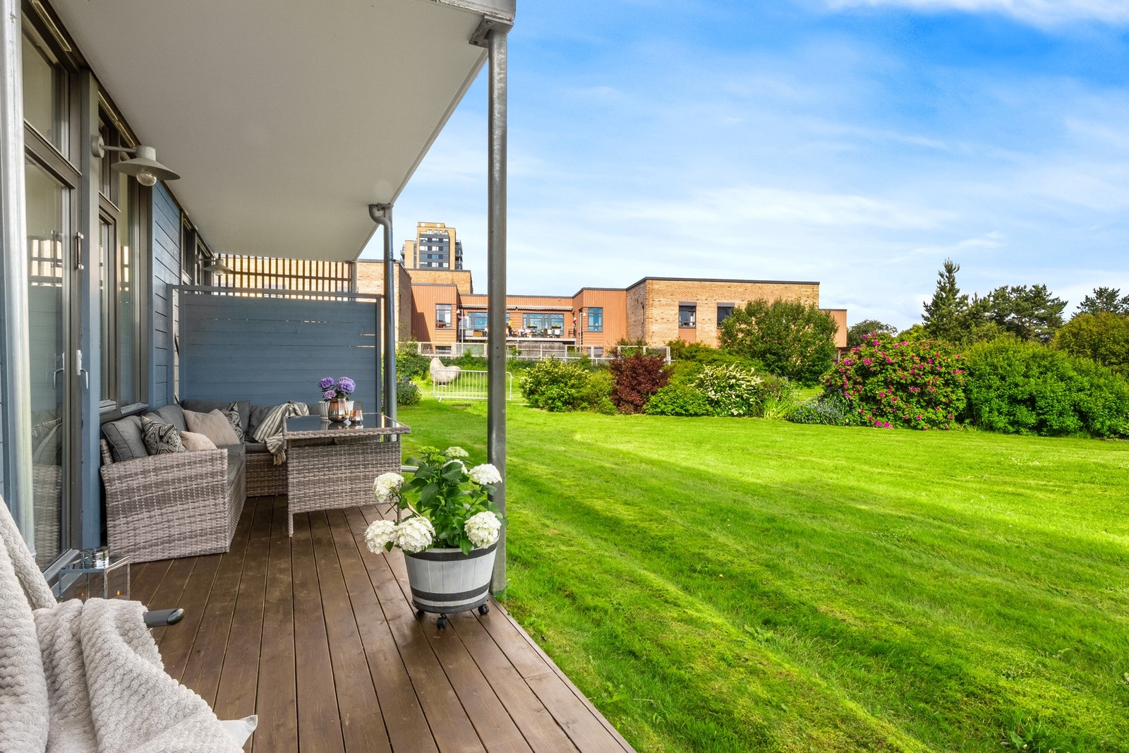 Direkte tilknytning til grøntareal, ypperlig for en husholdning med barn eller hysdyr. Galleribilde