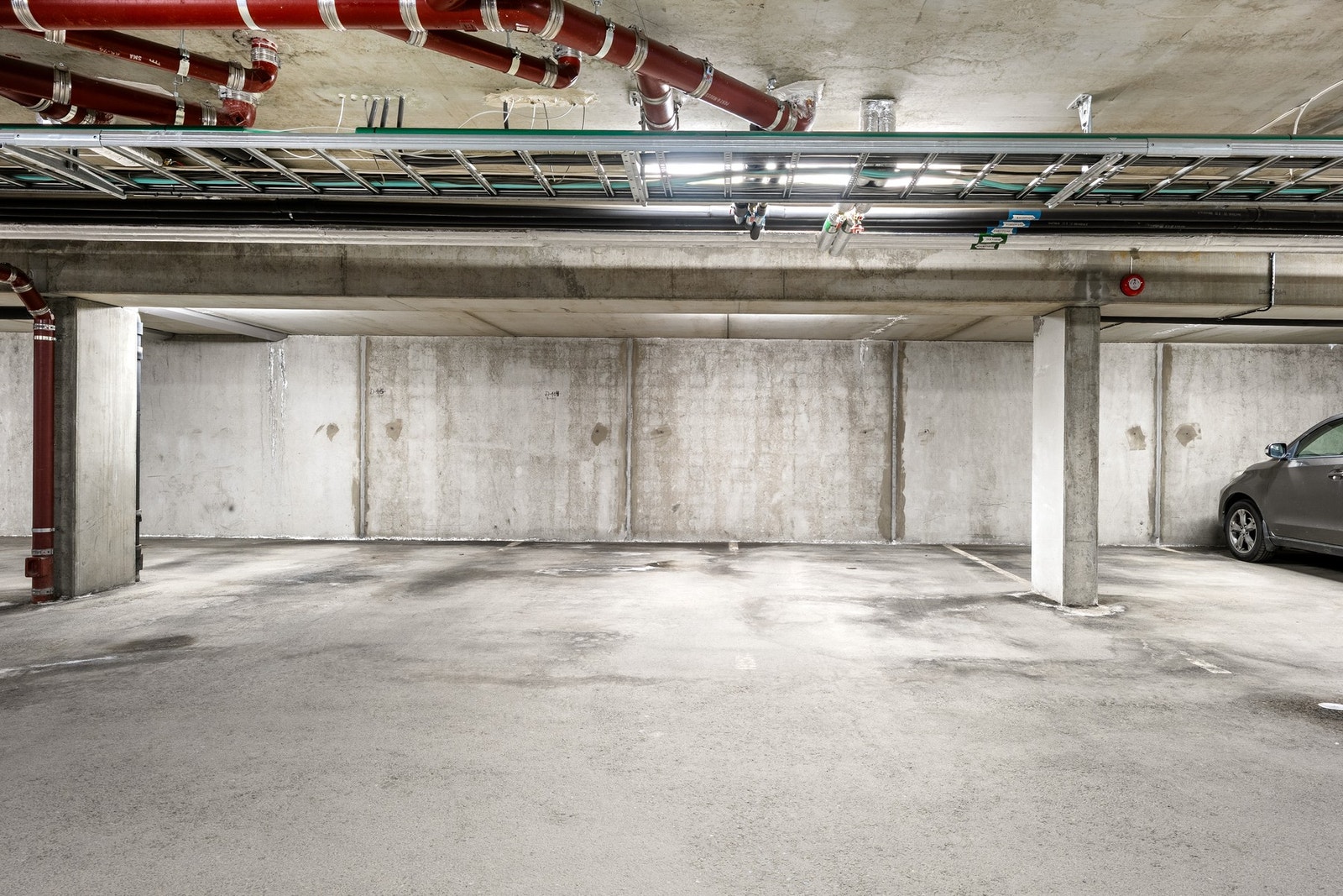 Leiligheten disponerer bruksrett til 2 parkeringsplasser i kjeller. Galleribilde