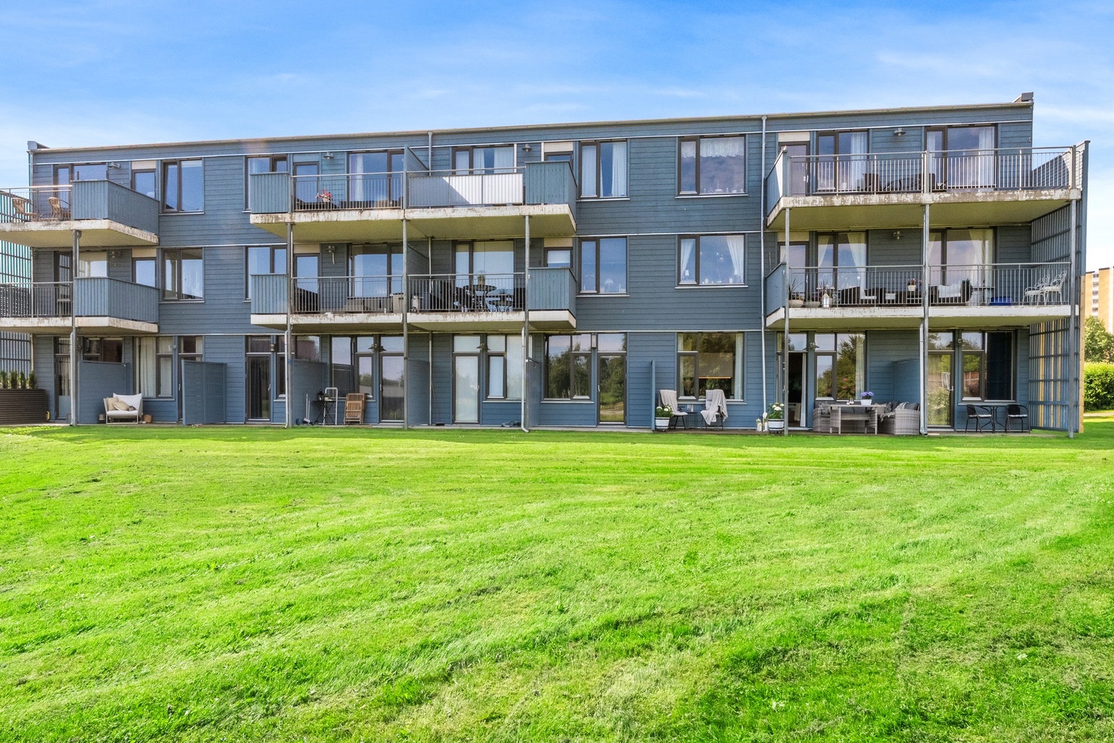 Skjermet uteplass med skillevegger mellom enhetene. Galleribilde