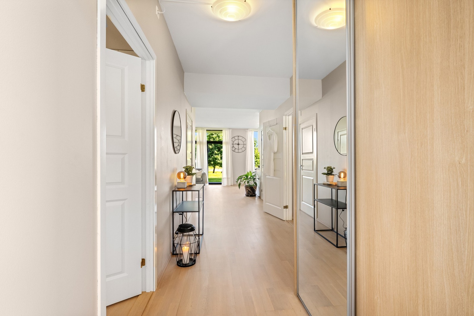 Romslig entré med plass til klær og sko, samt innvendig bod på 3,2 m². Galleribilde