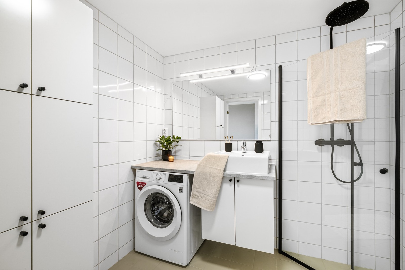 Badet er fra byggeår, men har fått oppgraderinger med gulvbehandling og dusj i 2024. Galleribilde