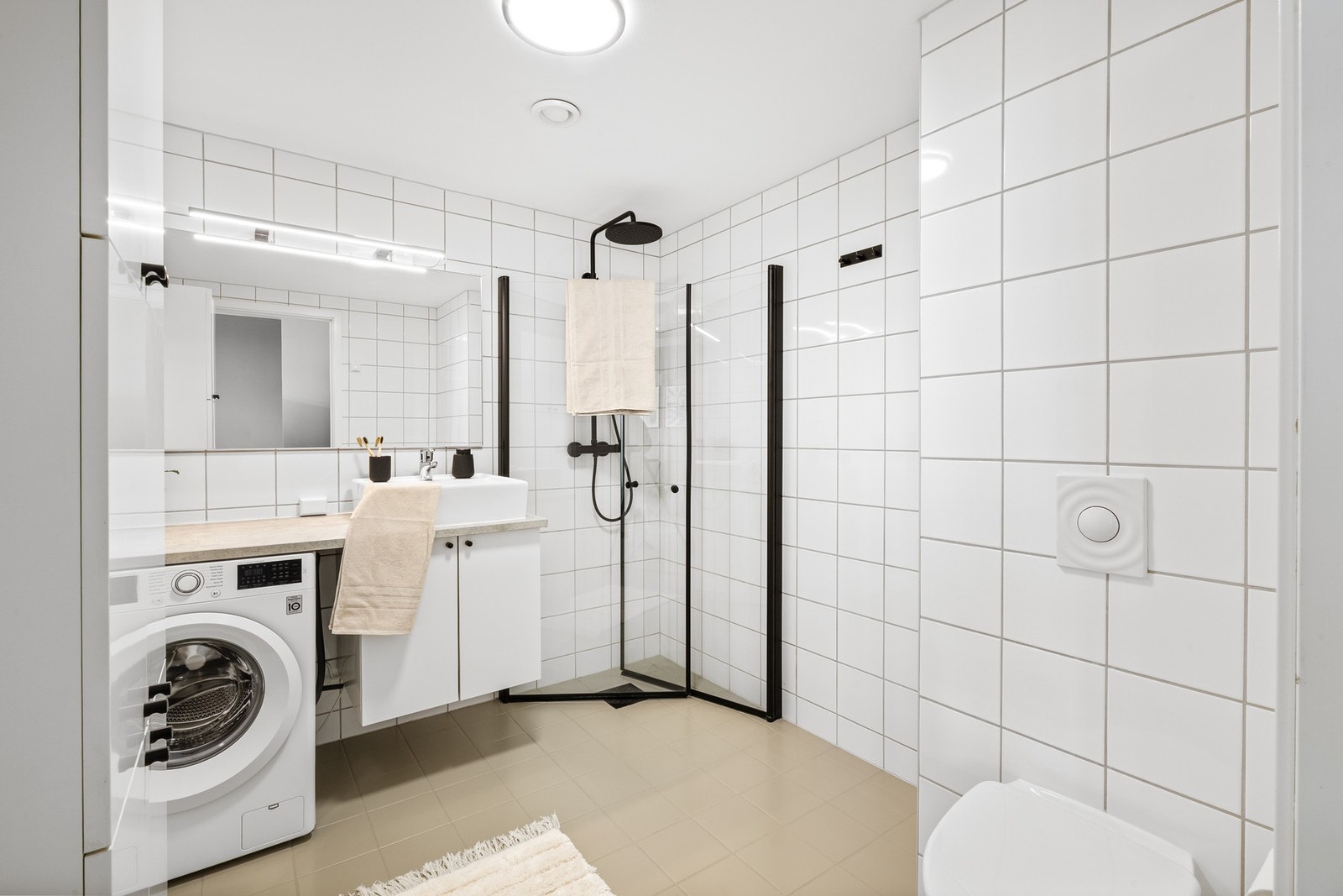 Flislagt bad på 5,8 m² med elektrisk gulvvarme. Galleribilde