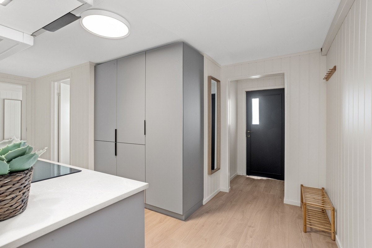 Kjøkken med dobbelt kjøleskap Galleribilde