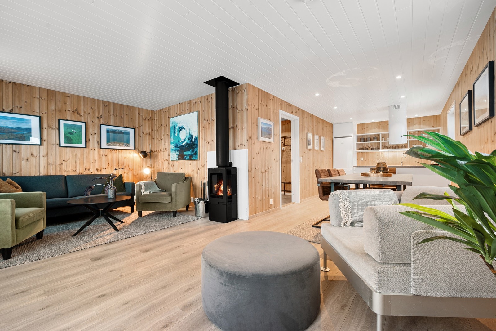 Velkommen inn! I 1. etasje finner vi stue, kjøkken og et bad Galleribilde