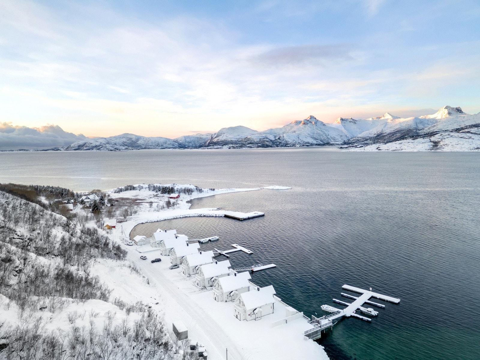 Det er kun 10 min med bil til dagligvarebutikker, idrettsanlegg, apotek og vinmonopol i Lødingen sentrum Galleribilde