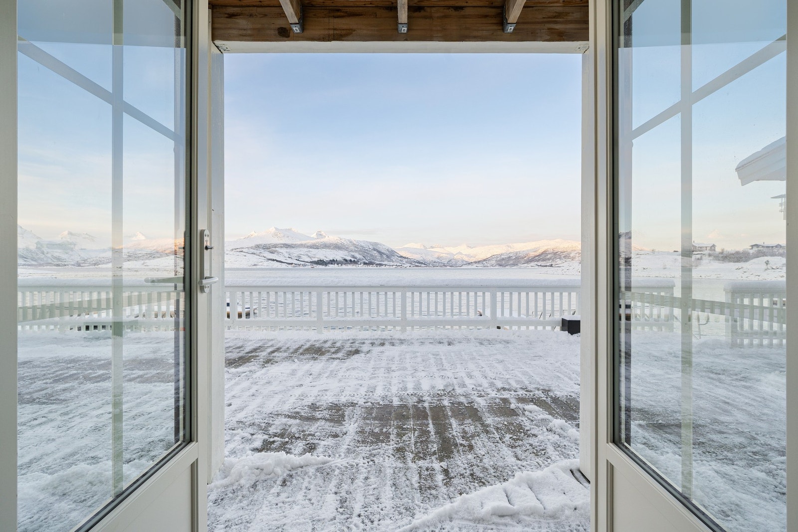 Fra stuas doble balkondører kan du rusle rett ut på verandaen hvor det er badstu og flytebrygge Galleribilde