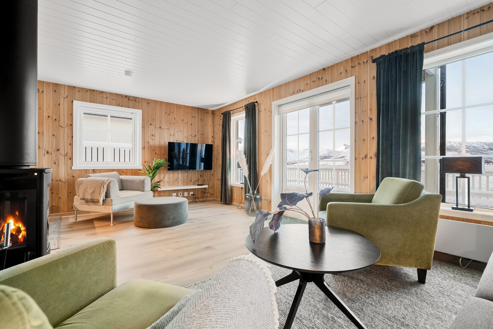 Lysinnslipp fra balkongdører og store vinduer på flere vegger Galleribilde