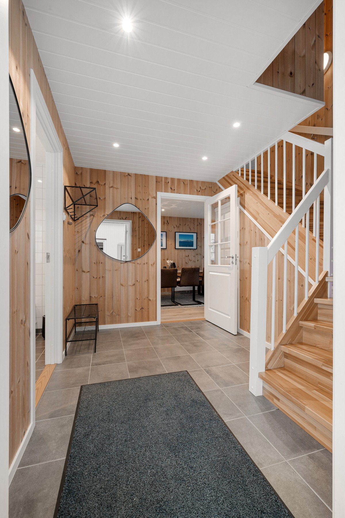 Tiltalende og romslig entré med varmekabler i gulvet Galleribilde