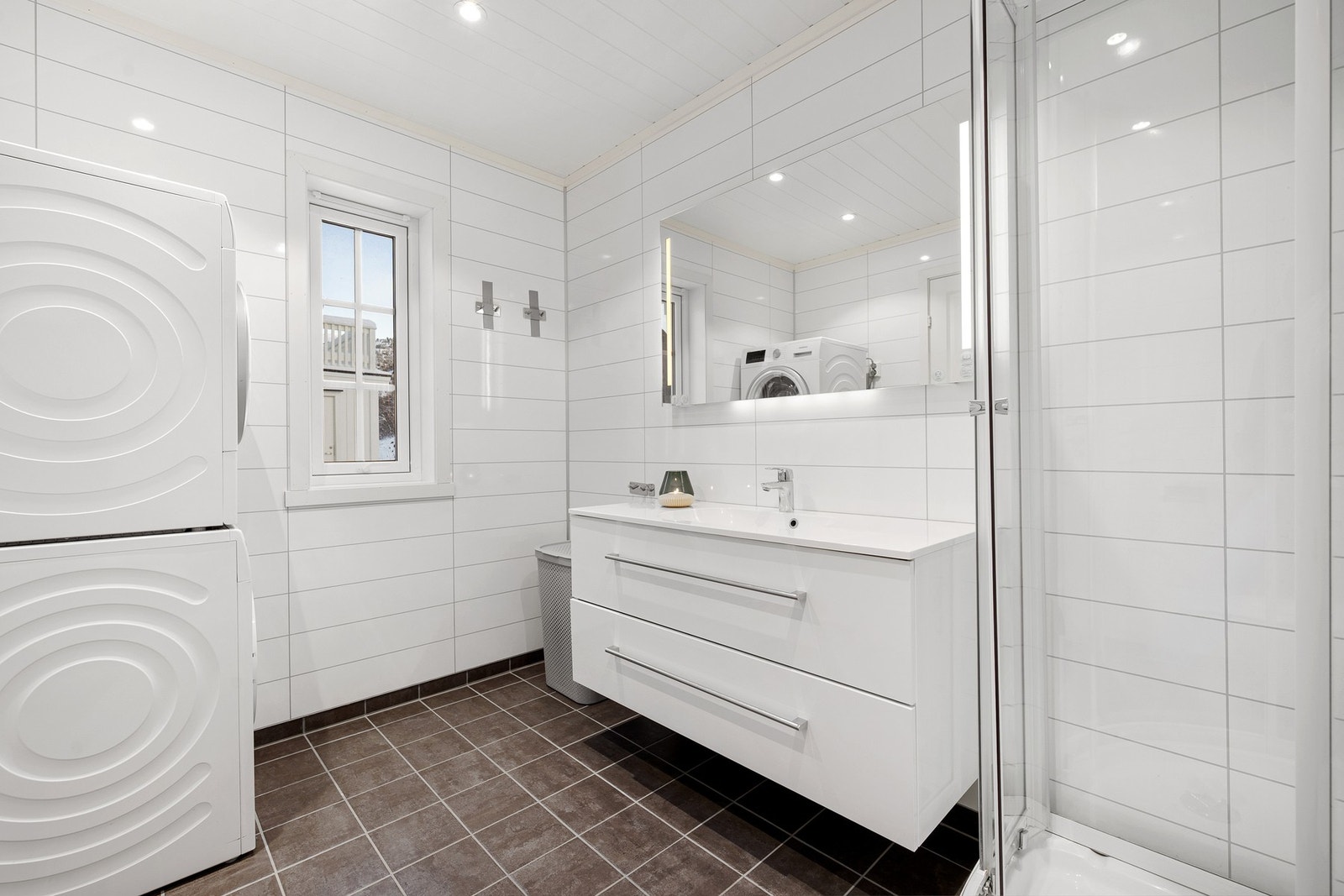 Rommet inneholder servantinnredning, toalett, dusjkabinett og røropplegg for vaskemaskin og tørketrommel Galleribilde