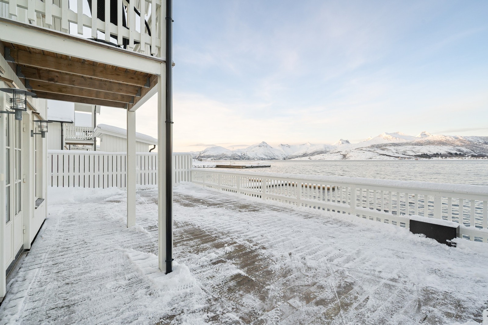 Stort terrasseområde utenfor stua, med gjerde rundt som skjermer godt for innsyn fra naboer Galleribilde