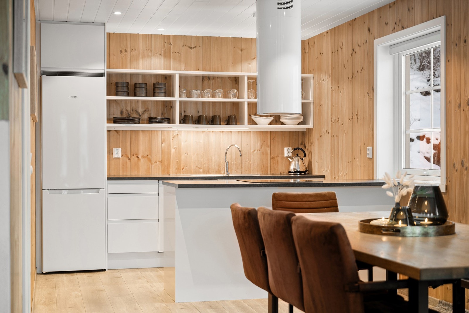 Moderne kjøkkeninnredning med kjøkkenøy Galleribilde