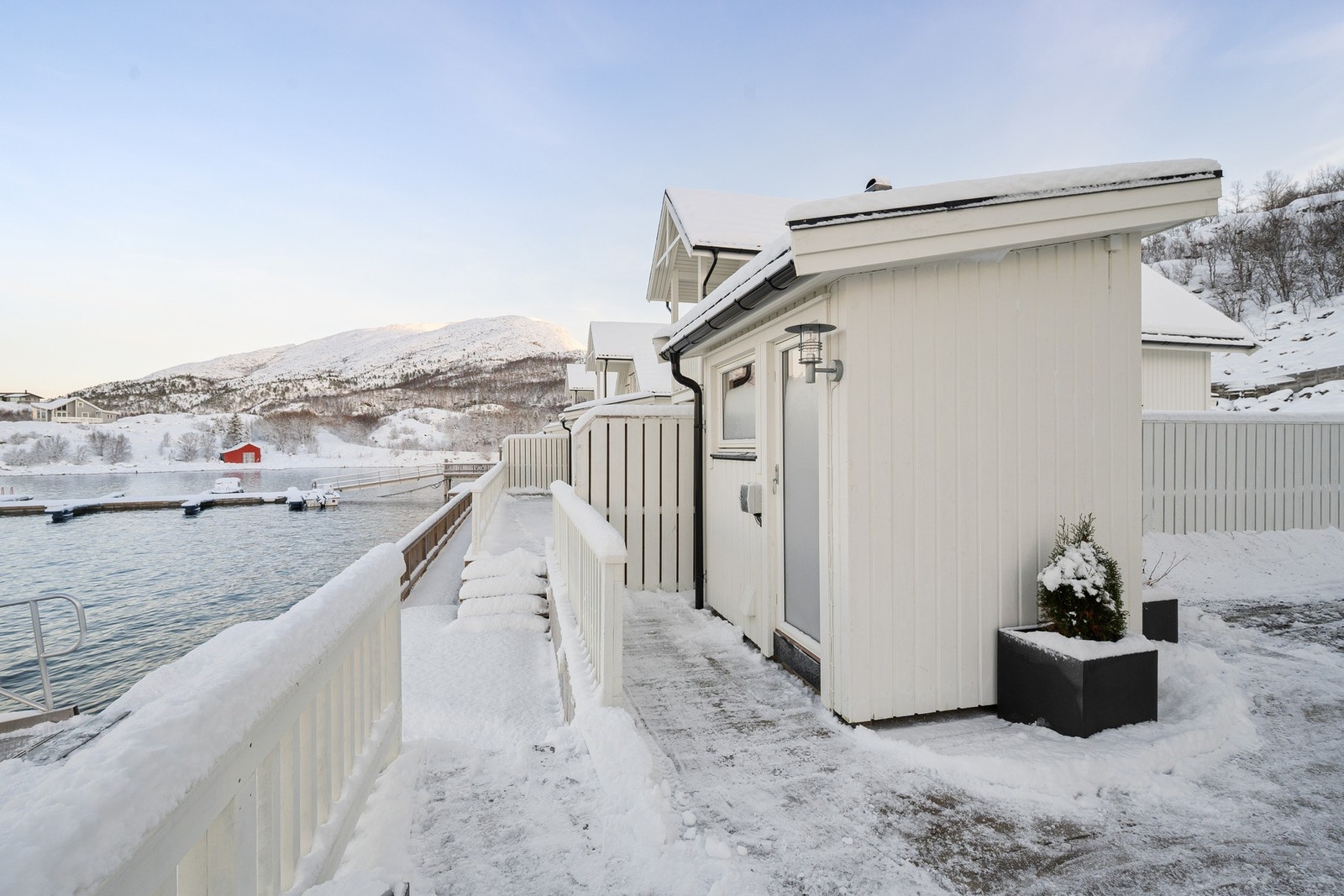 Badstue rett ved kaikanten med utsikt rett mot Kanstadfjorden Galleribilde