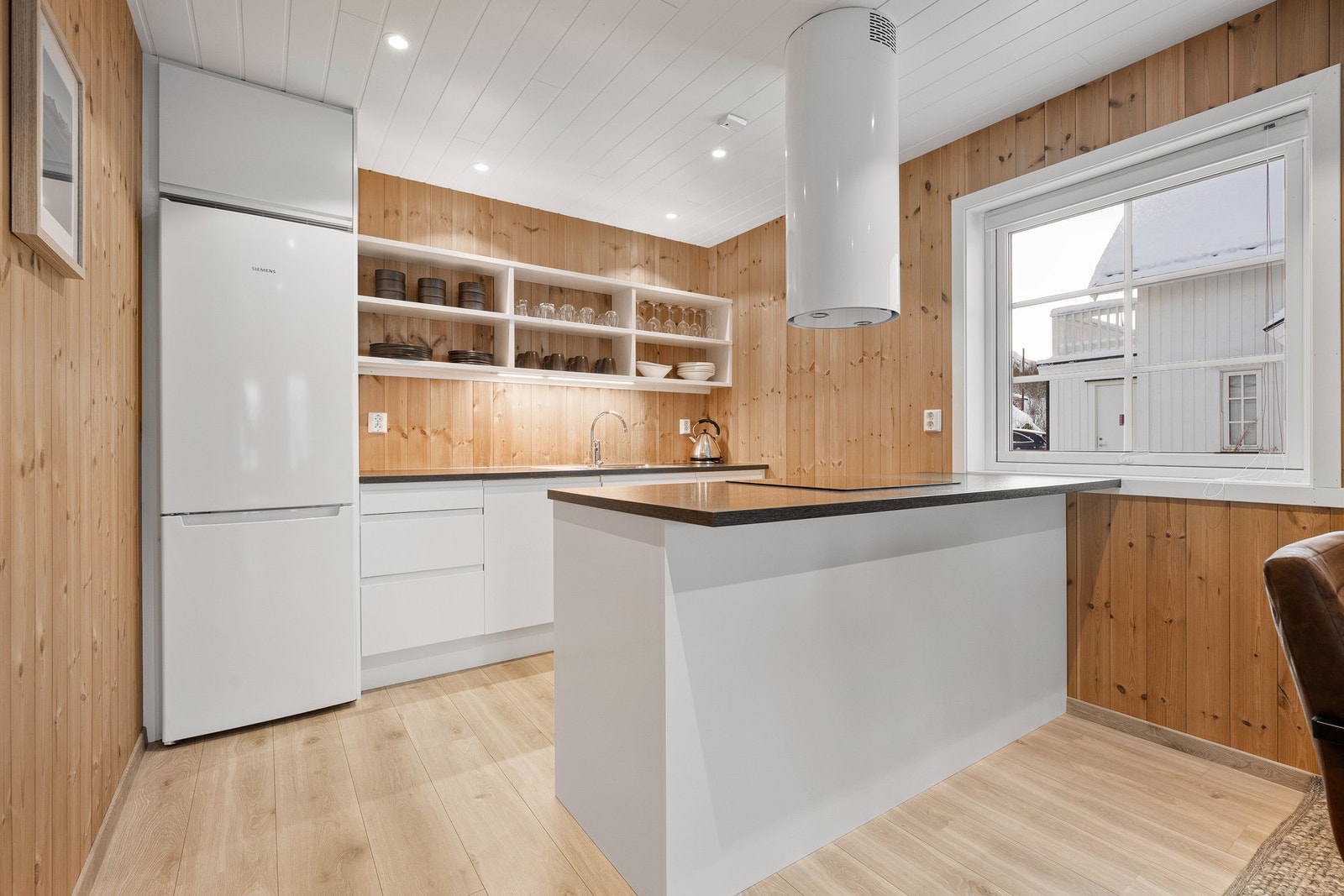 Det er integrert komfyr, oppvaskmaskin og platetopp, og vannstopper er montert Galleribilde