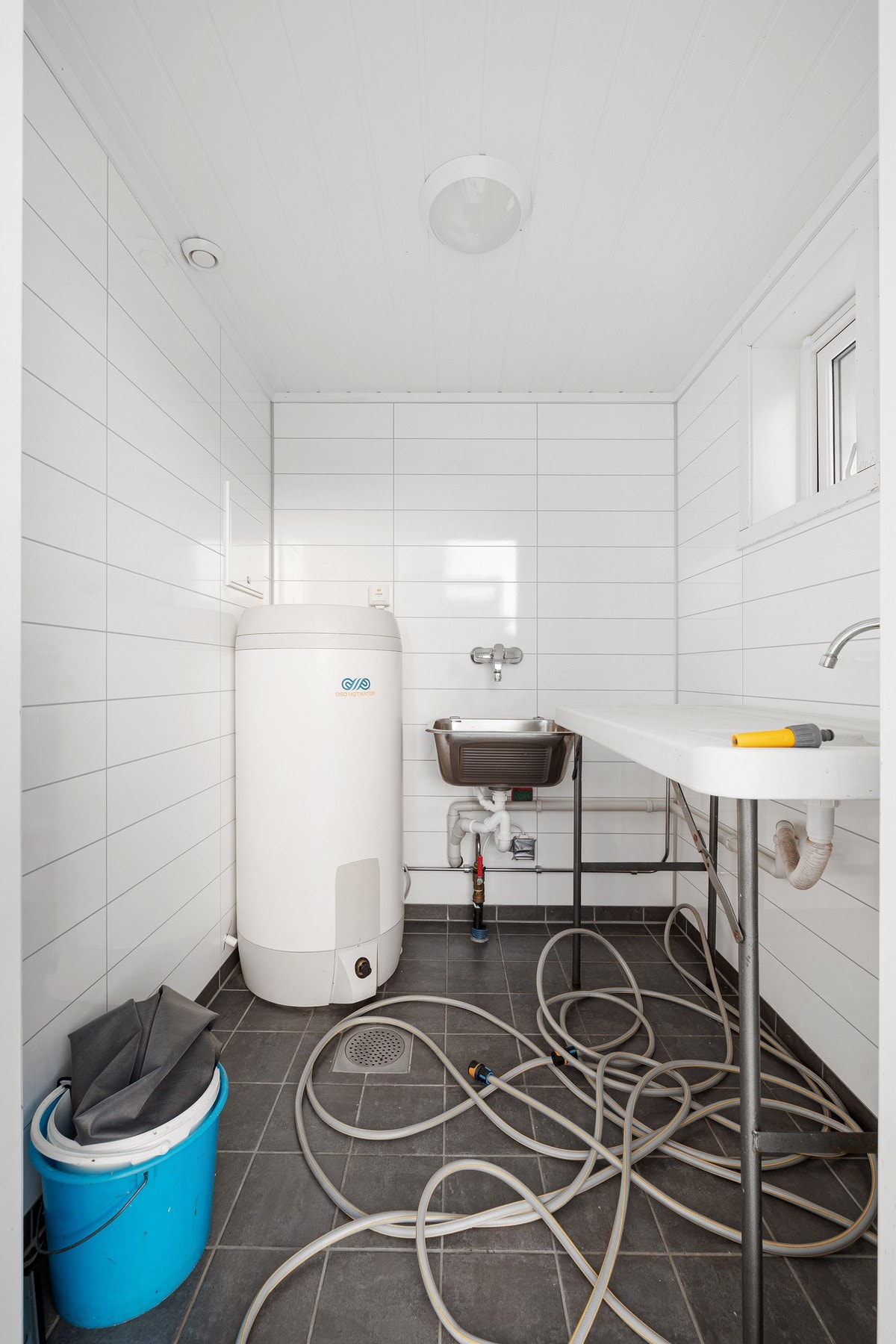 Teknisk rom/bod med skyllekar og varmtvannstank - her er det også gulv med sluk og varmekabler Galleribilde