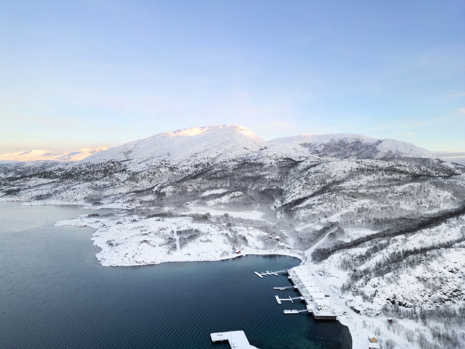 Omkranset av flott naturlandskap har eiendommen godt utgangspunkt for utflukter på både land og sjø Galleribilde