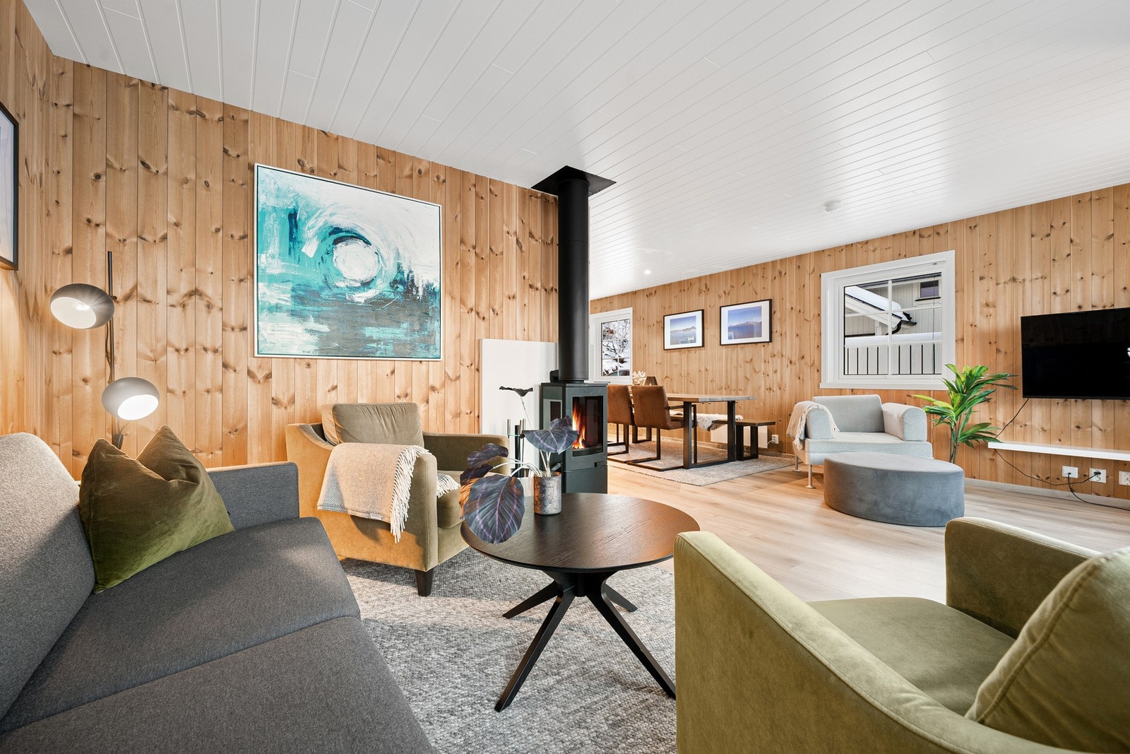 Romslig stue med fleksible innredningsmuligheter Galleribilde