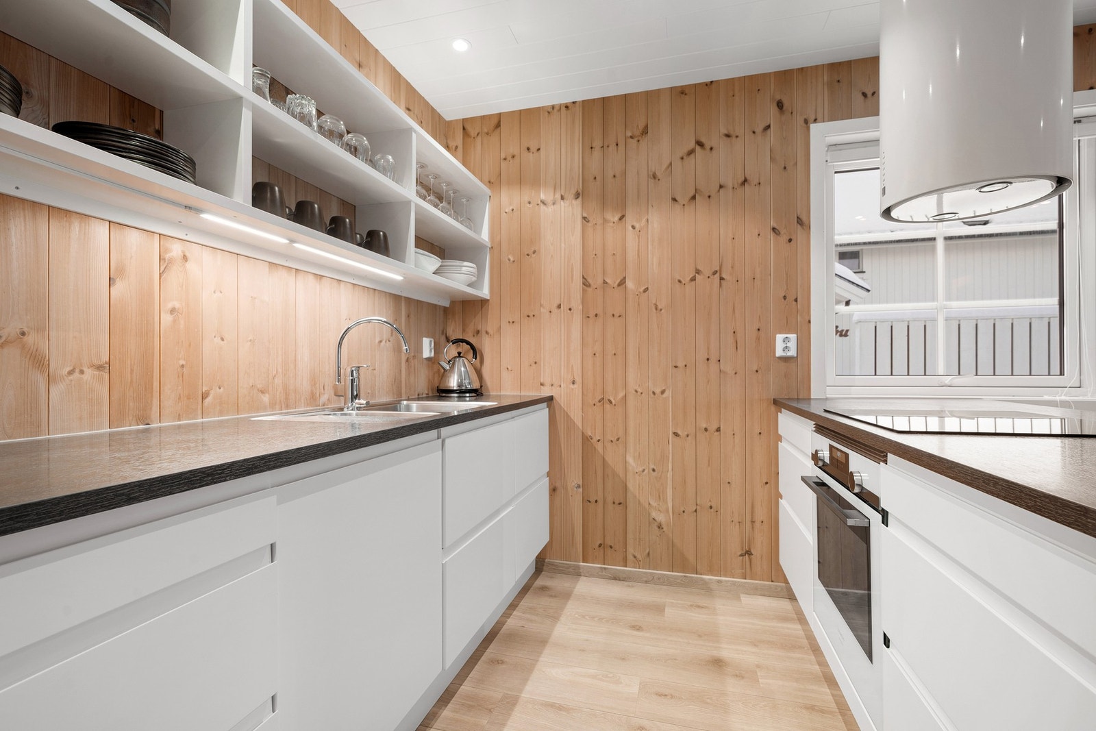 Skuffer og hyller gjør det enkelt å holde orden i servise og kjøkkenredskaper Galleribilde