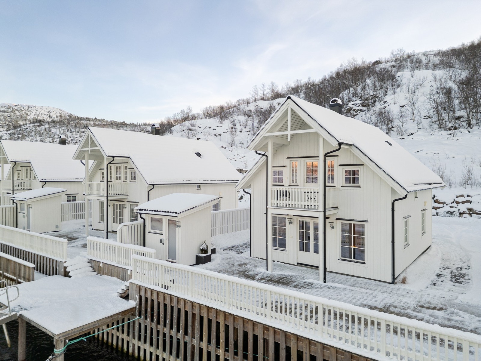 Nyere rorbu fra 2020 med tilhørende kaianlegg og flytebrygge for småbåter rett utenfor Galleribilde