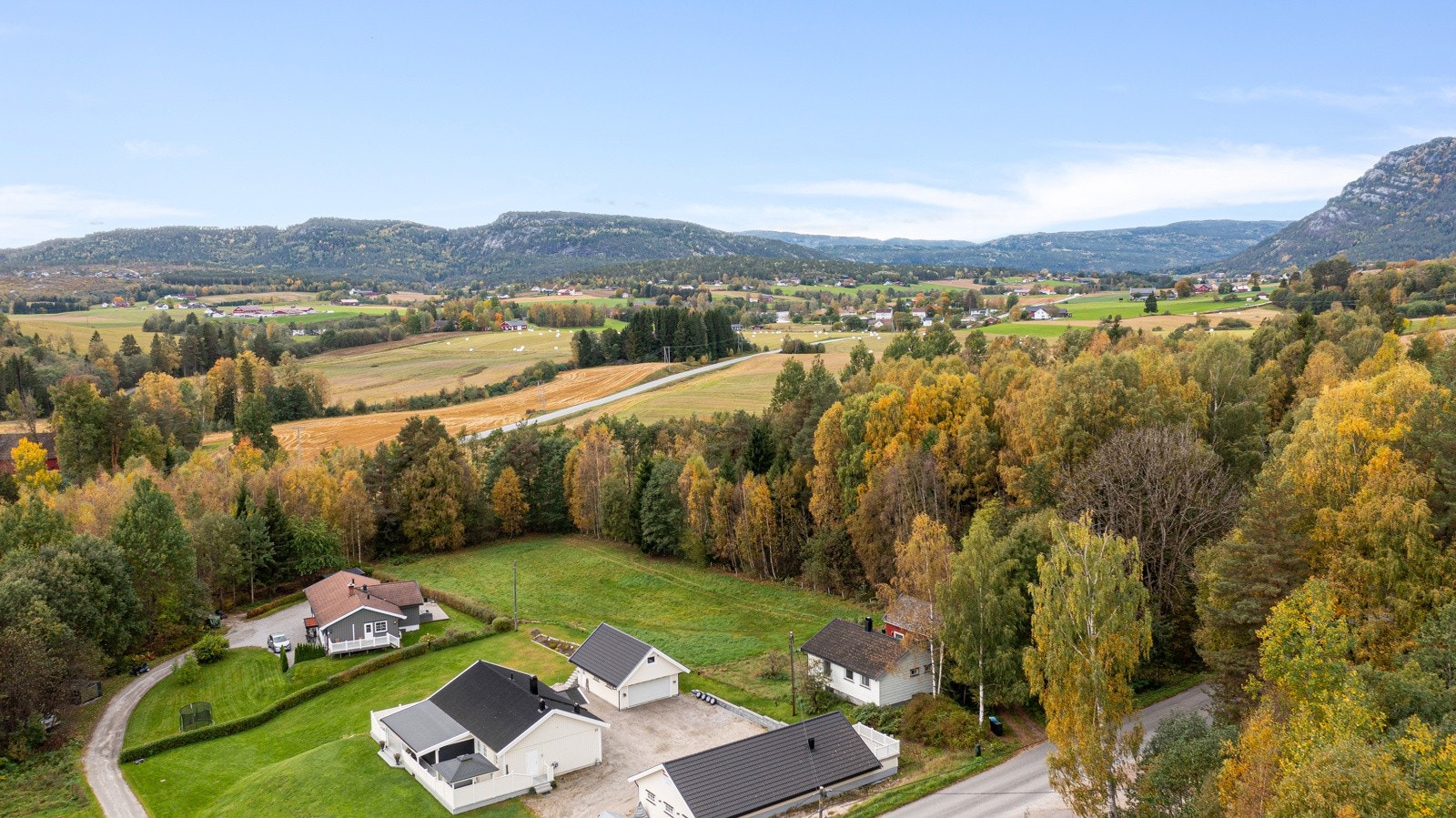 Boligen ligger fint til i rolige og naturskjønne omgivelser i et lite boligfelt på Oterholt. Galleribilde