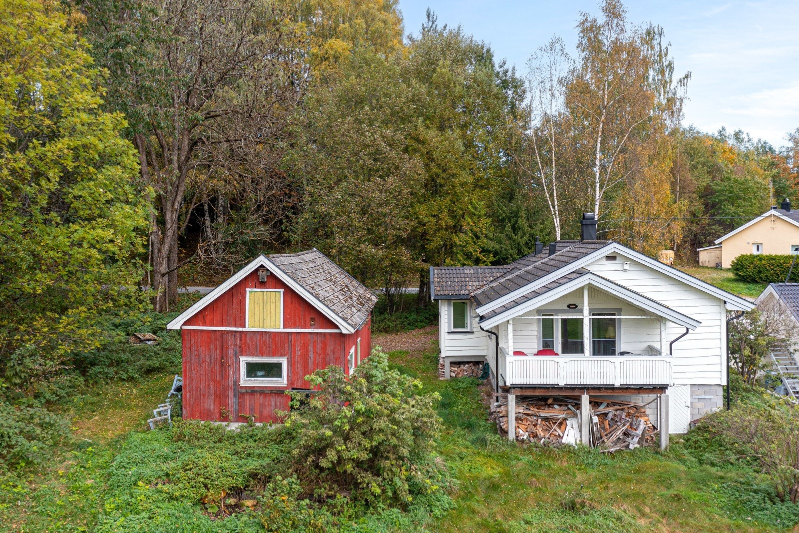 Eiendommen er består av 2 bygninger: enebolig m/kjeller og uthus. Galleribilde