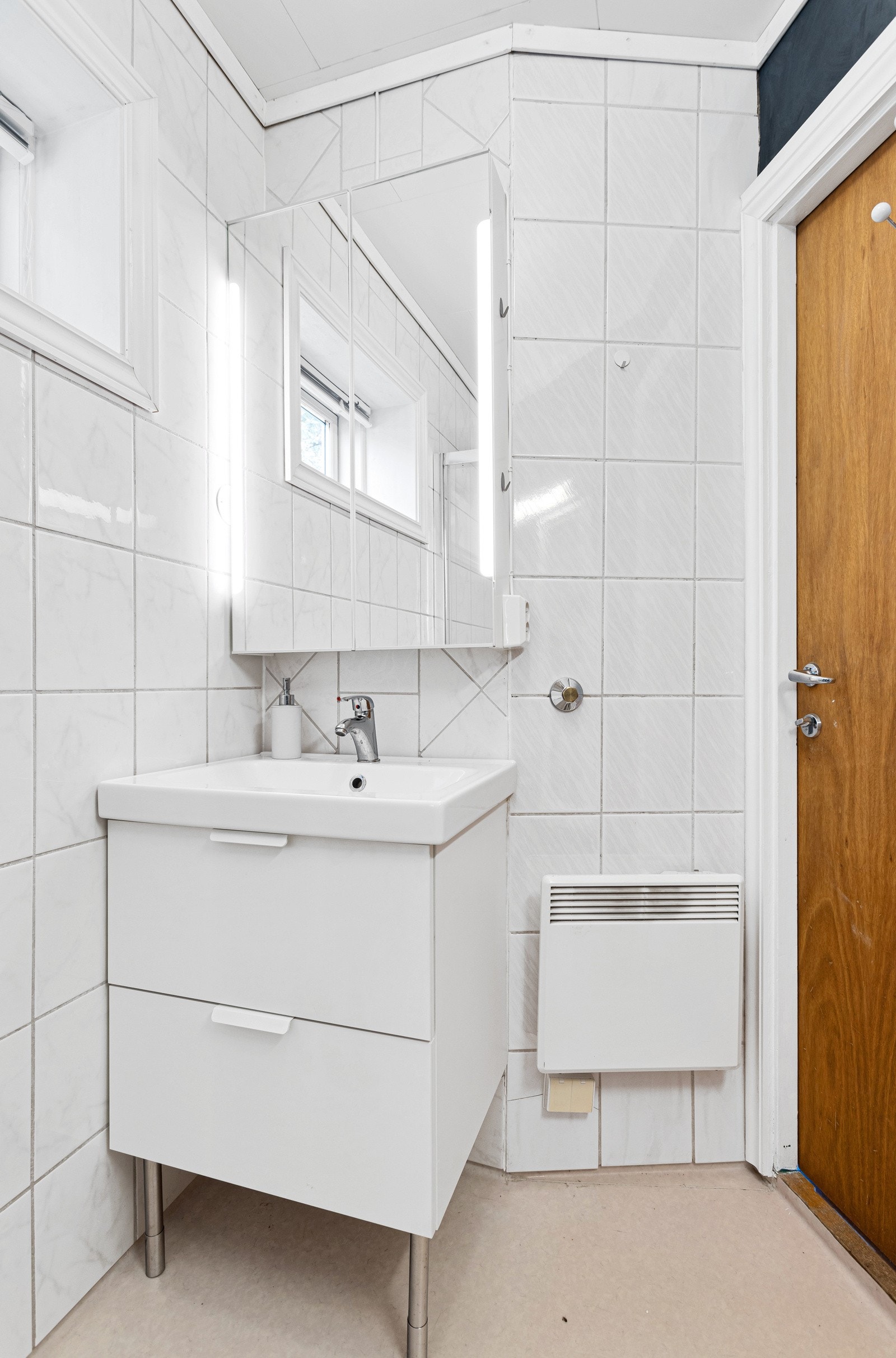 Belegg på gulv og fliser på vegg. Galleribilde