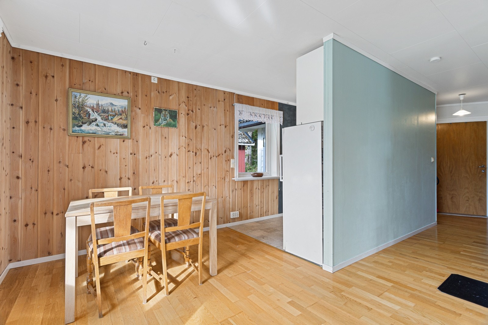 Delvis åpen stue- og kjøkkenløsning. Galleribilde