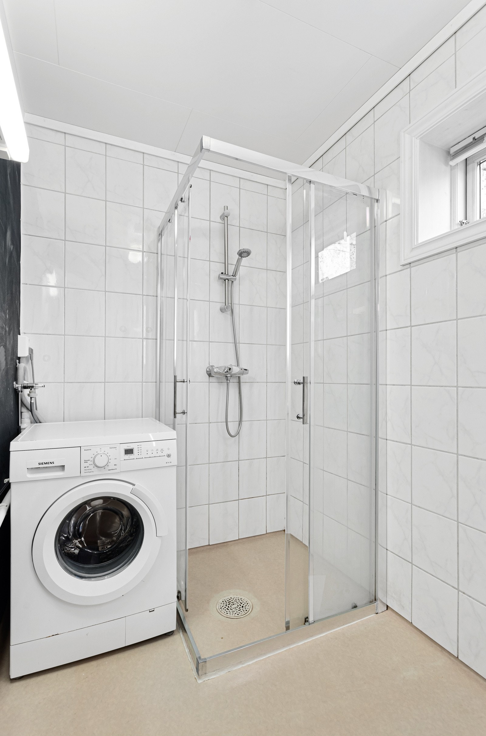 Utførelse av membran og slukløsning tilsier at det må påregnes å renovere badet i sin helhet iflg takstmann. Galleribilde