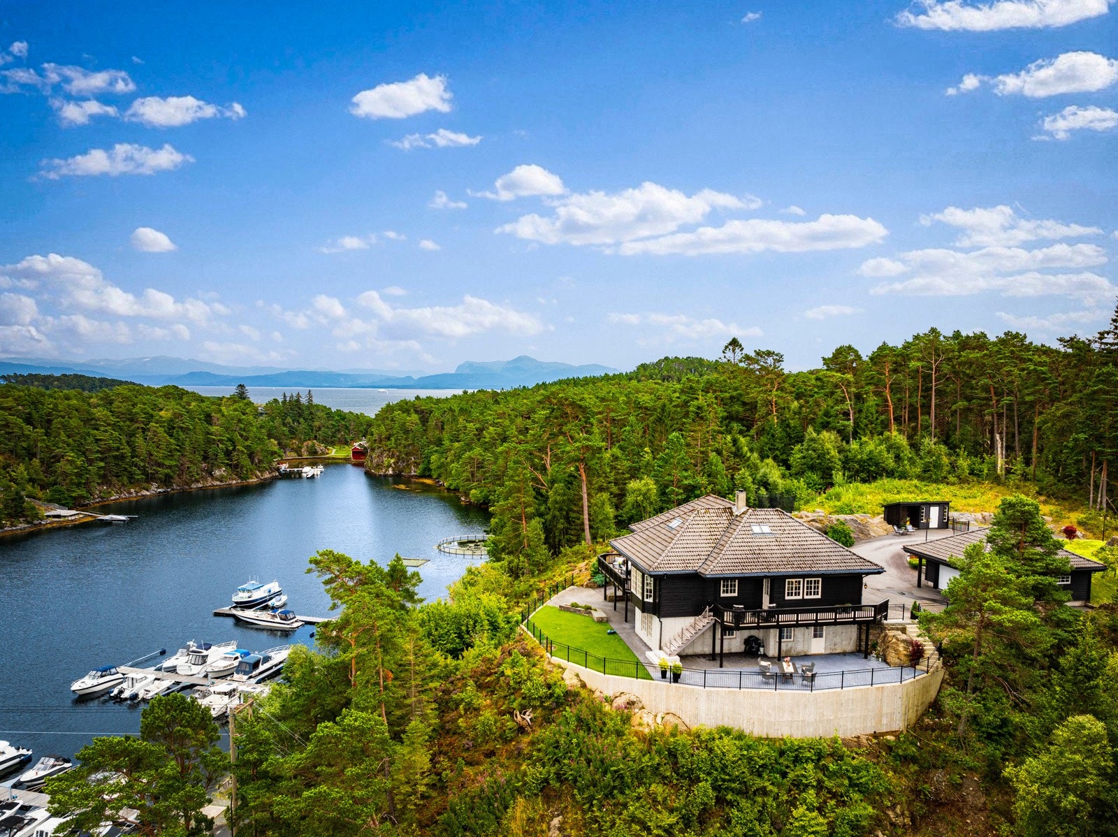 Her har man boligen fremst mot kanten og ingen foran. Galleribilde